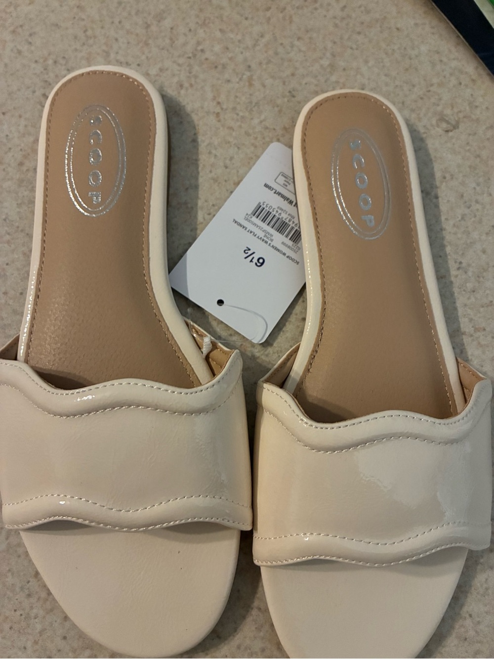 Scoop women wavy flat sandal size 6 1/2